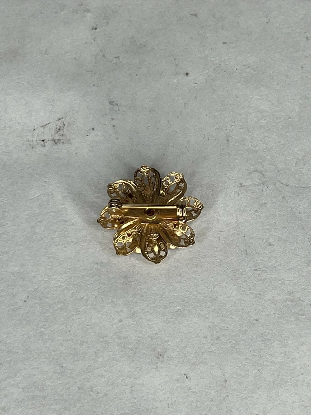 Gold snowflake brooch❄️